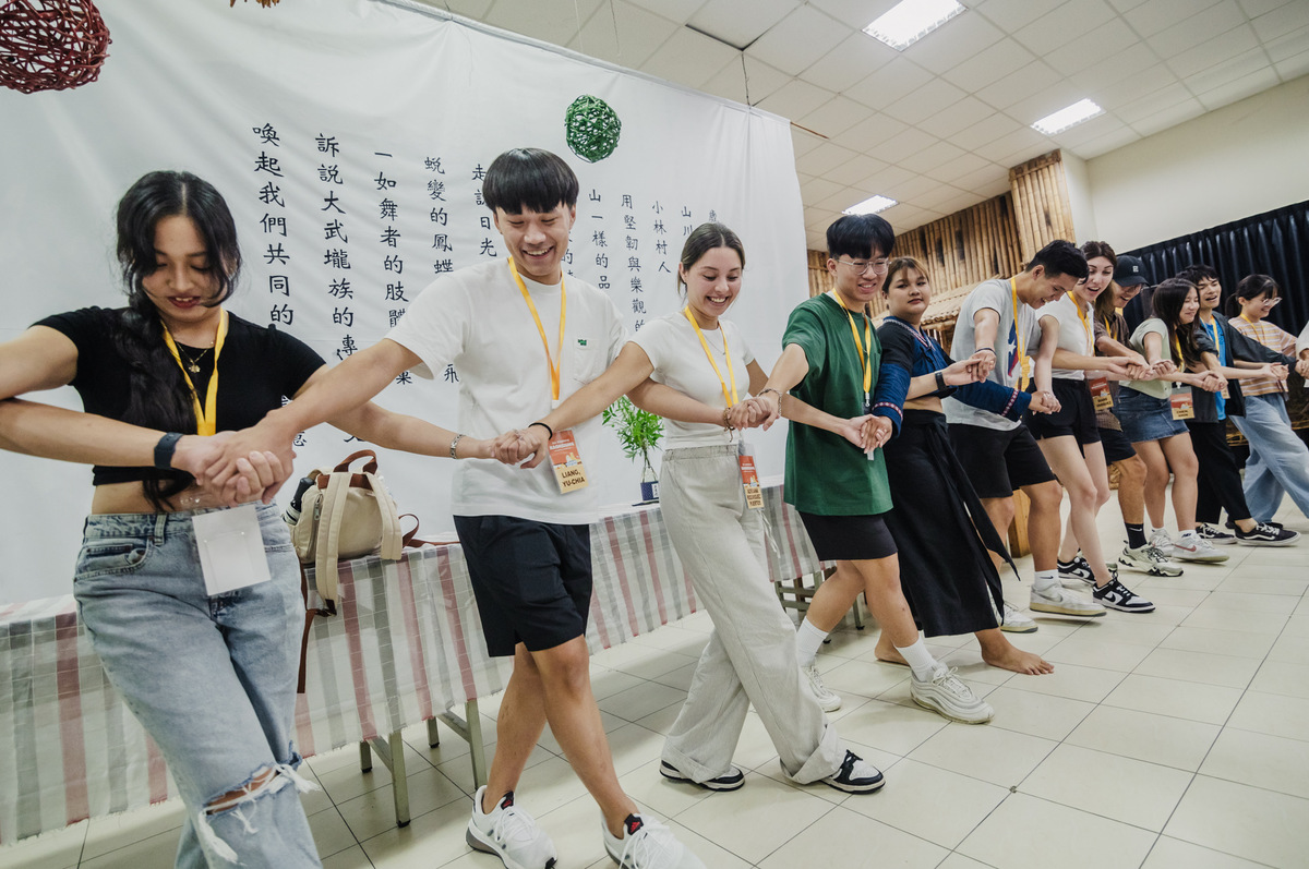 國際夏令營學生深入日光小林社區認識原民文化的動能與韌性。 圖：高雄市行國處/提供
