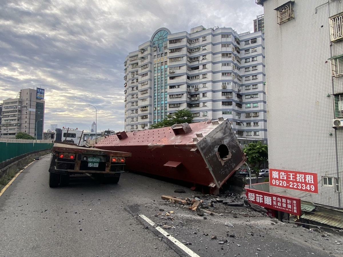 忠孝橋今（20）天一早發生聯結車撞斷護欄的翻車事故。 圖：台北市政府提供
