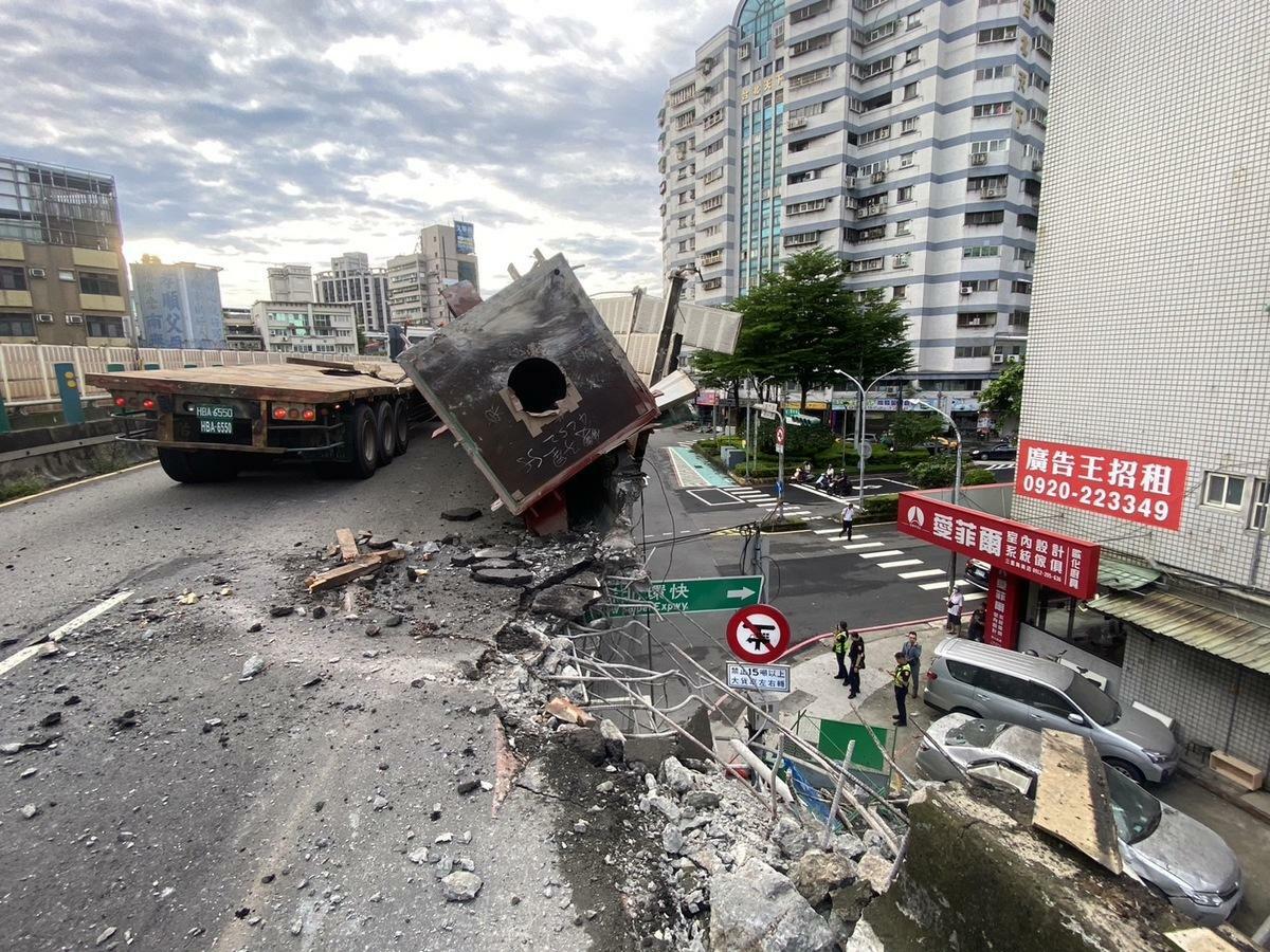 忠孝橋今（20）天一早發生聯結車撞斷護欄的翻車事故。 圖：台北市政府提供
