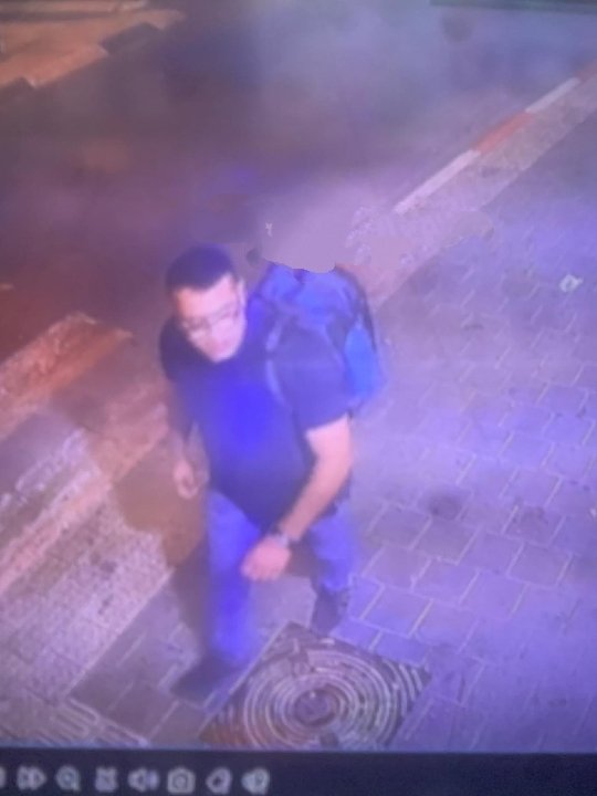 近期 1 名哈瑪斯企圖攻擊特拉維夫，假扮成海外游客的他躲在 1 輛卡車下設置炸彈，不料在離開卡車前，炸彈就發生了爆炸。 圖：翻攝自以色列戰爭 X 帳號