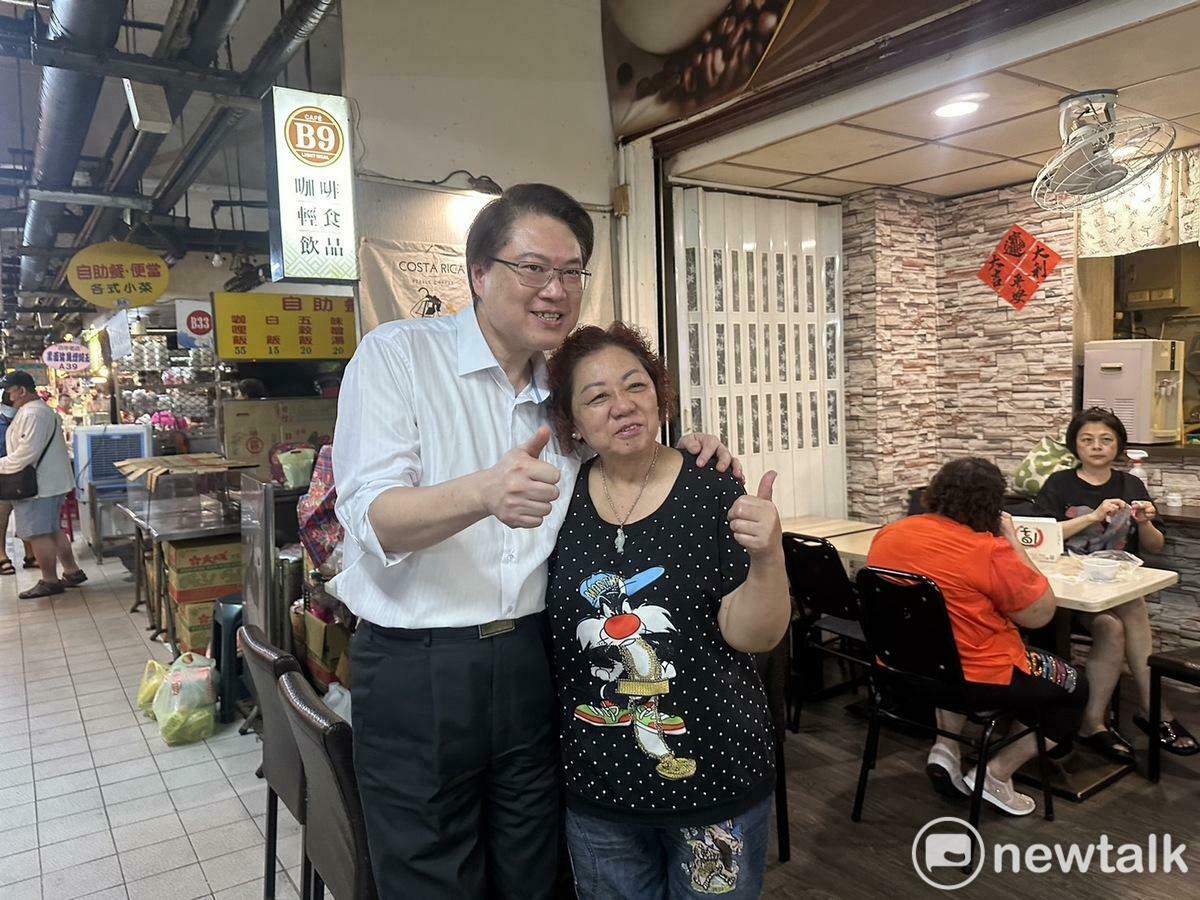民進黨秘書長林右昌日前回到基隆仁愛市場，民眾熱情合照。 圖：黃宣尹／攝