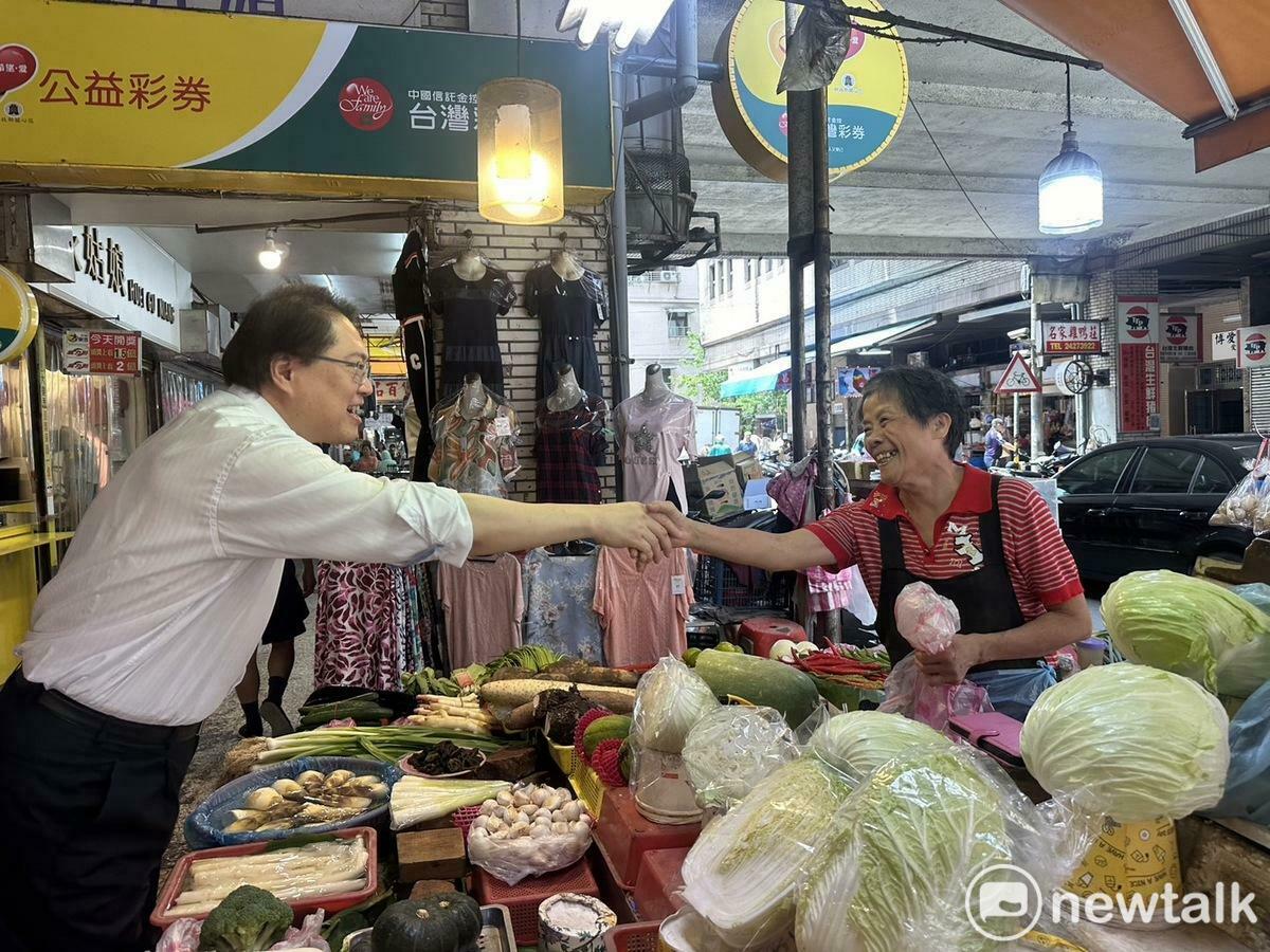 民進黨秘書長、前基隆市長林右昌回到基隆，受到熱情歡迎。 圖：黃宣尹攝