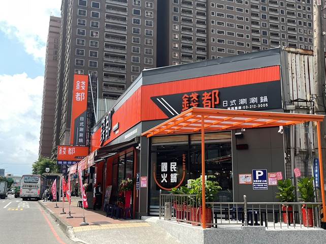 即日起至9月30日，凡至全台任一間錢都門市，掃描桌面上《星城Online》的活動QR Code，現場下載並安裝《星城Online》後創建角色，即可以下列三種形式馬上免費加菜。 圖：網銀國際／提供