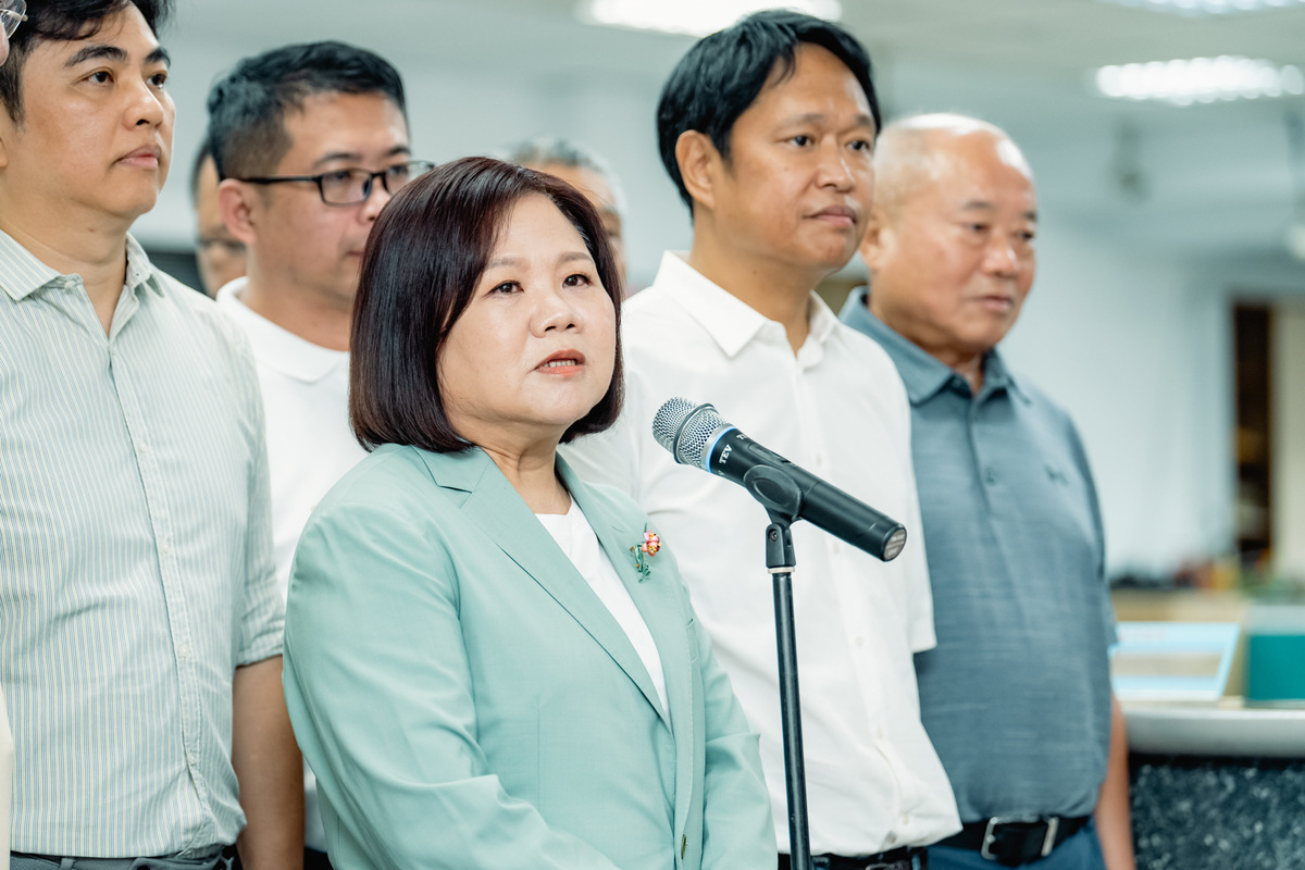 許銘春(中)正式宣布投入2026高雄市長黨內初選。 圖：許銘春辦公室/提供（資料照）