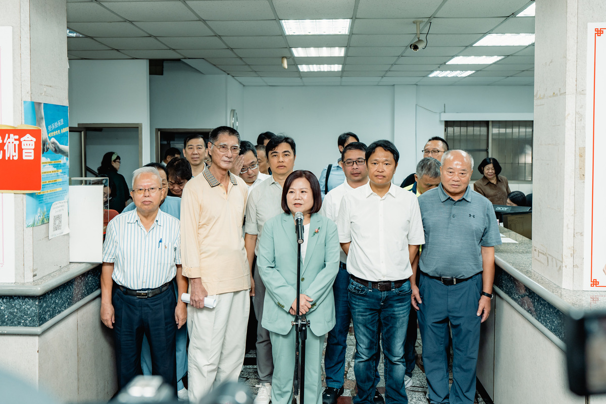 許銘春(前排中)在工會力挺下宣布參選。 圖：許銘春辦公室/提供