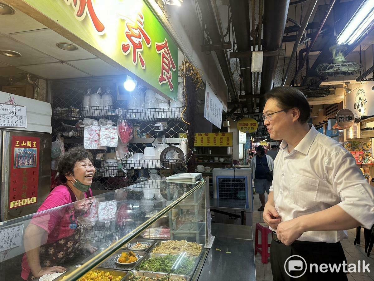 民進黨秘書長、前基隆市長林右昌回到基隆，受到民眾熱情歡迎。 圖：黃宣尹/攝