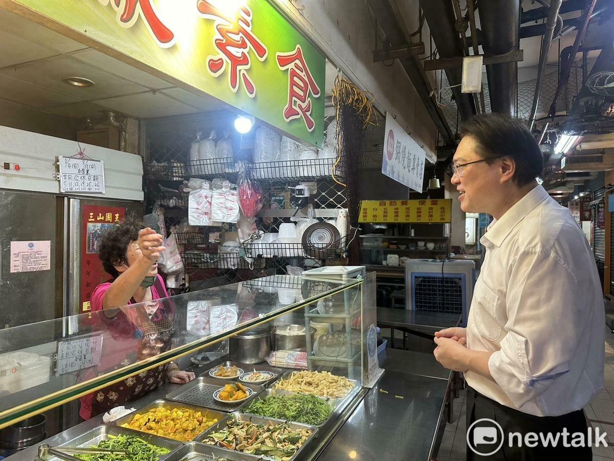 民進黨秘書長、前基隆市長林右昌回到基隆參香、走訪仁愛市場，受到熱烈歡迎。 圖：黃宣尹攝