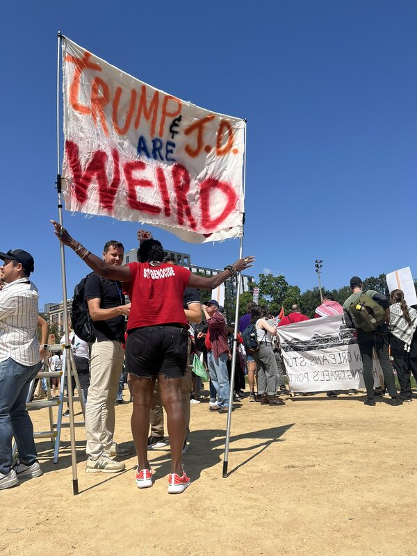數千人於 19 日湧入芝加哥聯合公園，抗議民主黨全國代表大會。 圖：翻攝自 Maggie Vespa X 帳號