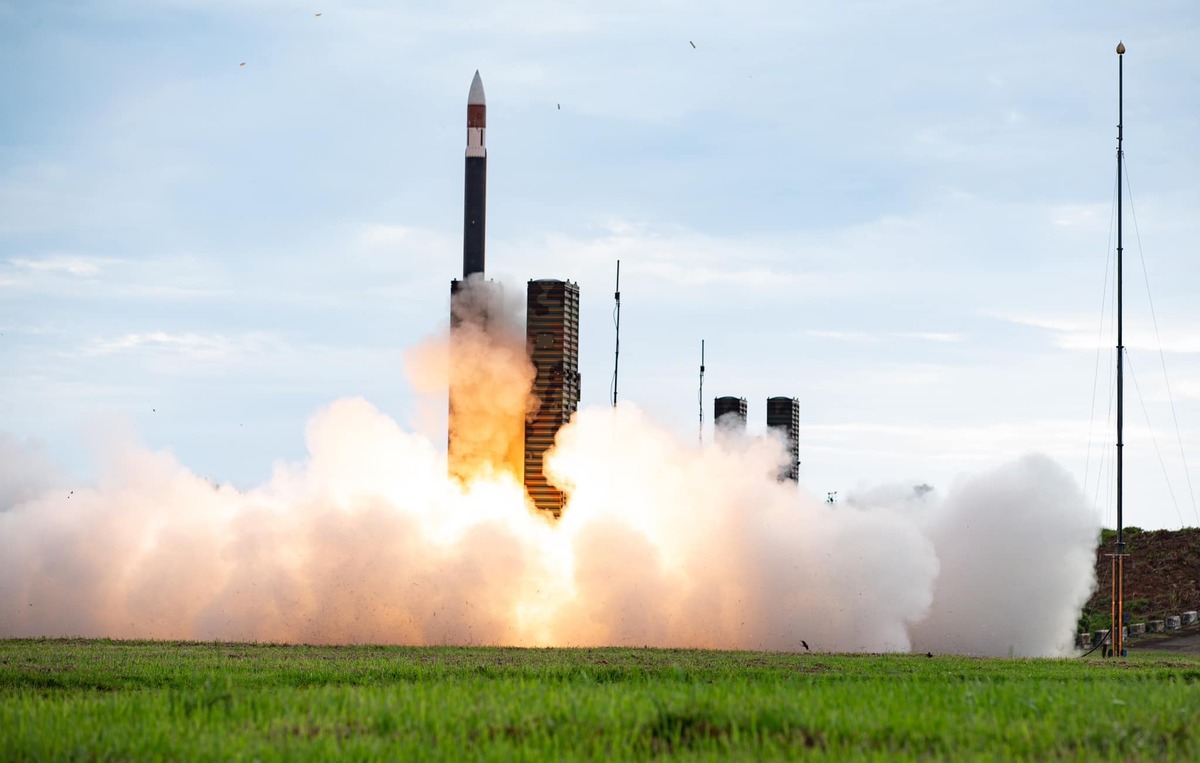 國軍20日在屏東九鵬基地進行「精準飛彈射擊」，發射天弓三型飛彈攔截靶機。 圖：翻攝「臉書」國防部發言人粉絲專頁