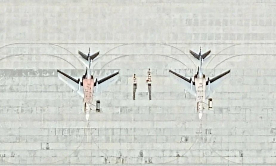 衛星影像顯示，中國解放軍部署殲-20 戰機和 6轟-6K 轟炸機於新疆庫爾勒機場。 圖:翻攝自騰訊網