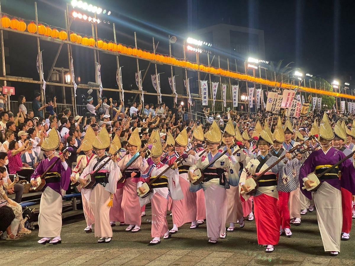 霧峰區農會赴日交流期間，適逢日本德島阿波舞祭，開幕表演時台灣交流團籌組「天茶地酒連」參與此次盛會。 霧峰區農會/提供