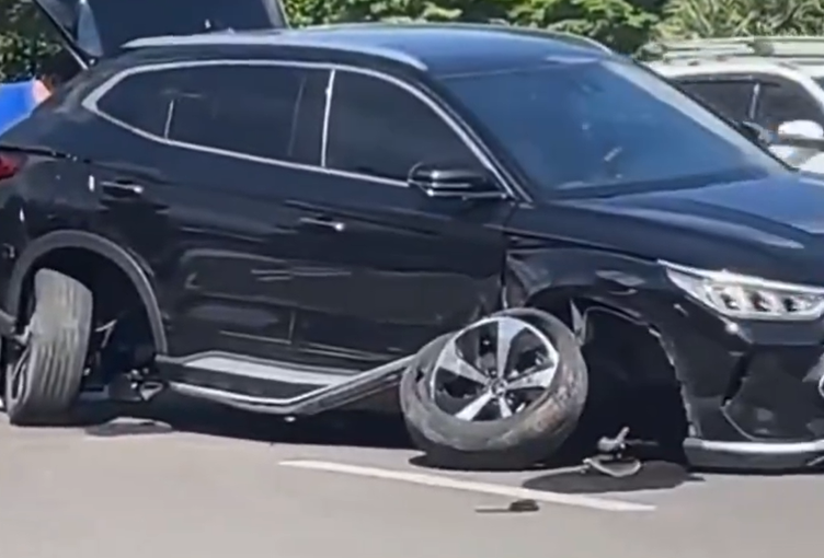 行駛過程中，一輛電動車的兩個輪胎突然就與車體分離。 圖:翻攝自 偉光正 x