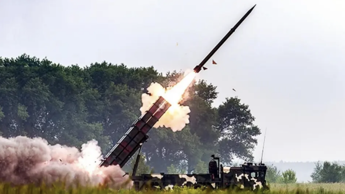應對烏軍壓境，白俄羅斯緊急調度60門火箭砲到邊境。圖為由中國和白俄共同研發的波羅乃茲遠程多管火箭砲。 圖：翻攝自騰訊網