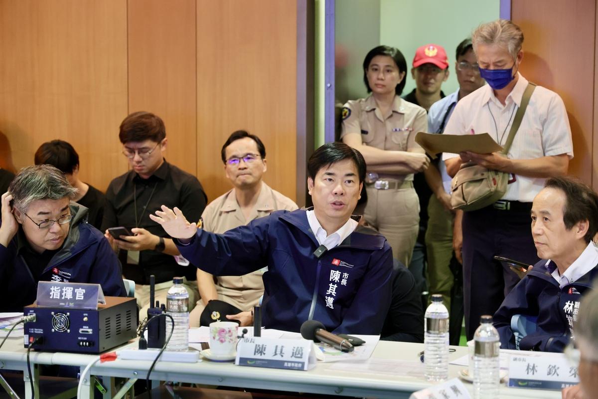 陳其邁(中)親自擔任實兵演習觀察員。 圖：高雄市政府/提供
