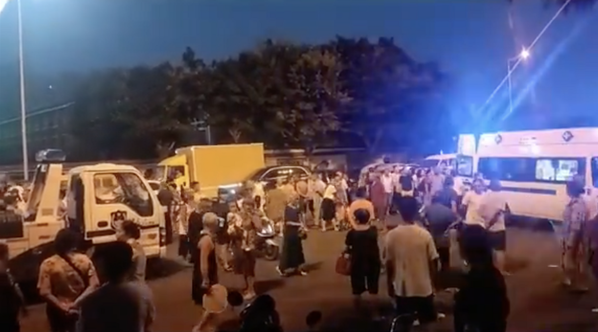 中國四川成都發生大規模抗議活動，民眾上街聲援遭警方欺壓小販 圖：翻攝自 Ｘ @woyongdehuaweil