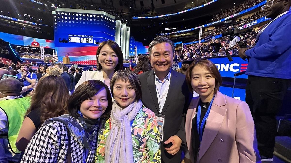 民進黨由湯詠瑜（左起）、韓瑩、范雲、王定宇、李妍慧代表出席民主黨全代會。 圖：民進黨提供