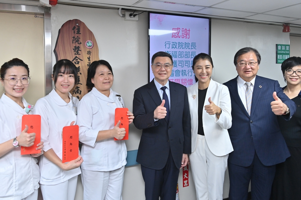 行政院長卓榮泰今（20）日出席衛生福利部南投醫院癌症治療中心竣工暨啟用典禮，並關懷訪視及慰勉辛苦工作的護理同仁。 圖：行政院提供