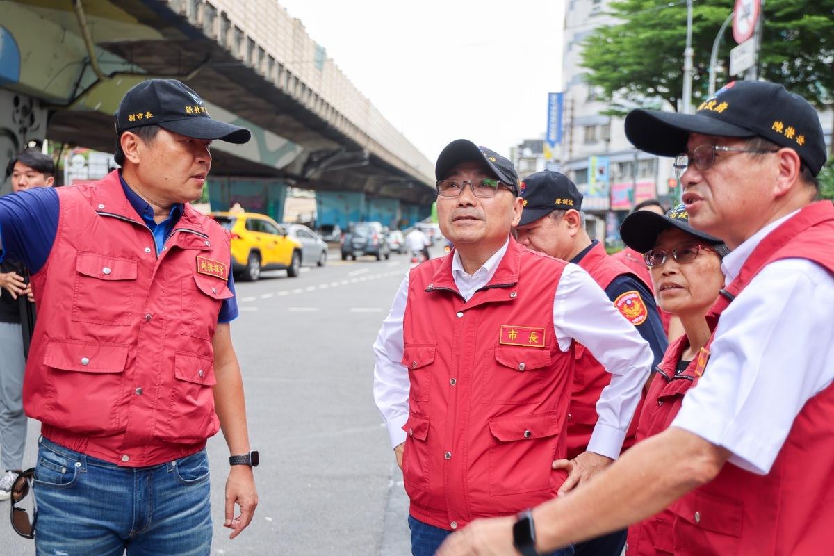 侯友宜下午前往事發地點視察災損情況。 圖：新北市政府/提供