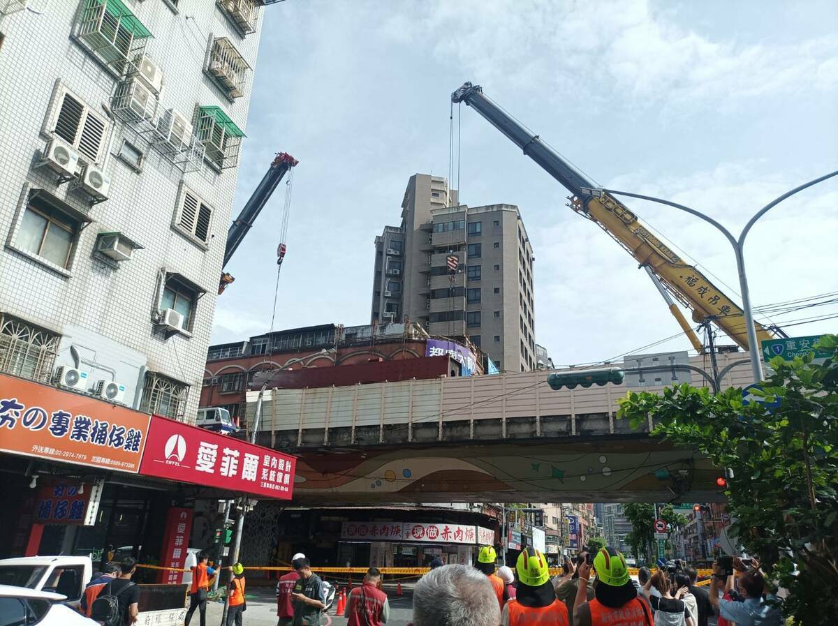吊車將事故車輛拖離現場。 圖：新北市政府/提供