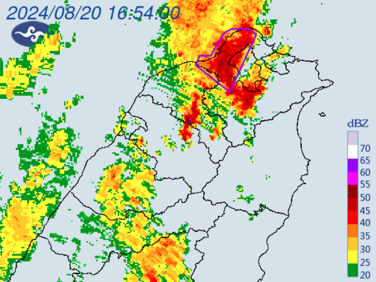 氣象署指出，桃園市、新北市、台北市大雷雨持續至晚間6時；請慎防劇烈降雨、雷擊，溪(河)水暴漲，低窪地區慎防淹水，以及低能見度。 圖：翻攝自中央氣象署