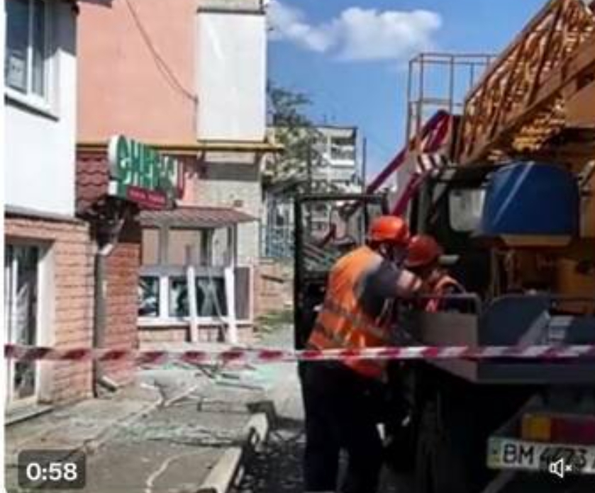 烏克蘭與俄國交界的蘇梅市區慘遭俄軍轟炸，工程人員急忙搶修。 圖 : 翻攝自X/新聞調查