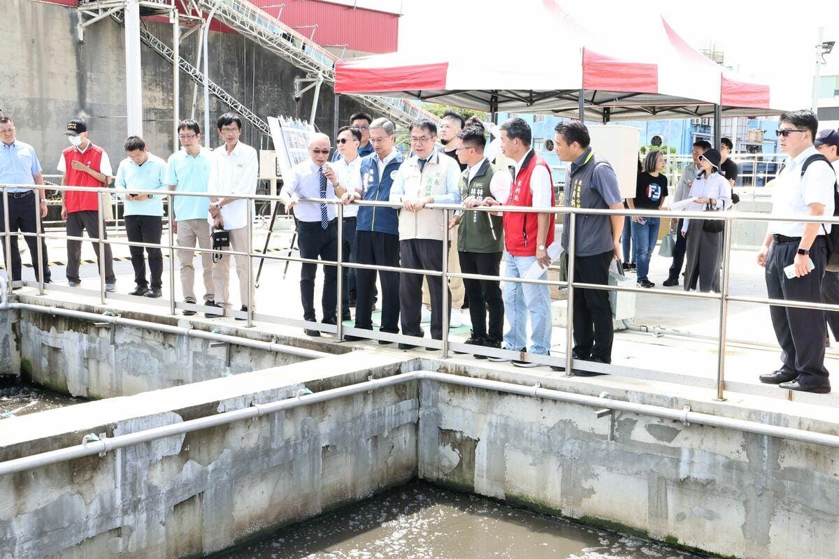 為改善三爺溪水質，台南市政府積極向中央爭取經費辦理「三爺溪上游排水截流及虎尾寮水資源回收中心擴建工程」，總經費近8億元，獲得環境部補助70%，市府自籌30%，於110年11月開工，113年5月竣工。台南市長黃偉哲等人今日主持啟用典禮。 圖：台南市政府提供