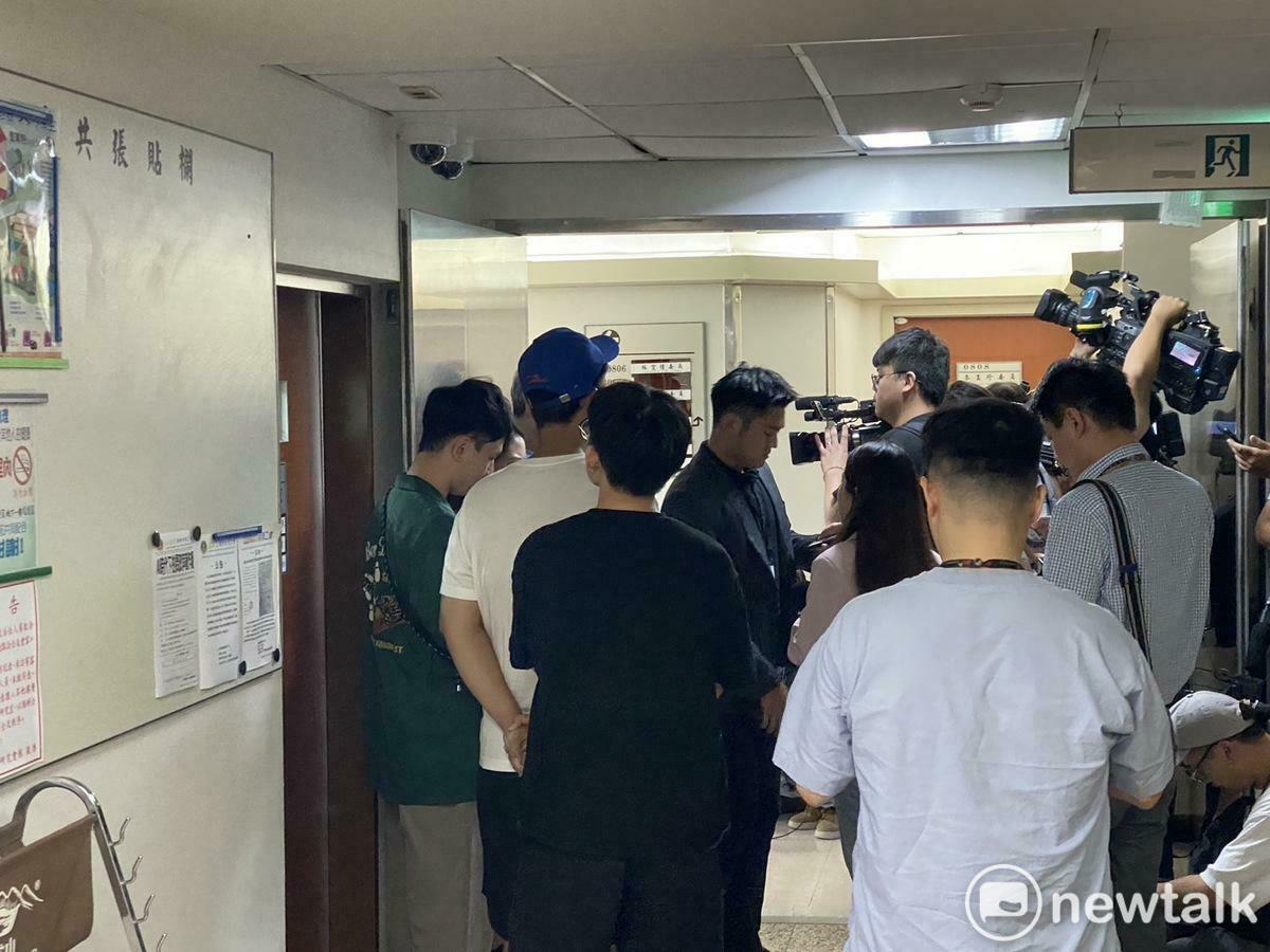 民進黨立委林宜瑾辦公室遭檢調搜索，辦公室外聚集一大群記者。 圖：周煊惠 / 攝
