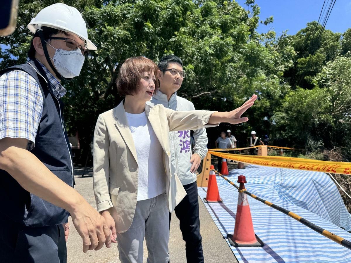 凱米颱風造成神岡區陽明橋護岸崩塌，立委何欣純偕同市議員周永鴻向水利署申請4740萬經費補助修復工程。 圖：何欣純服務處/提供
