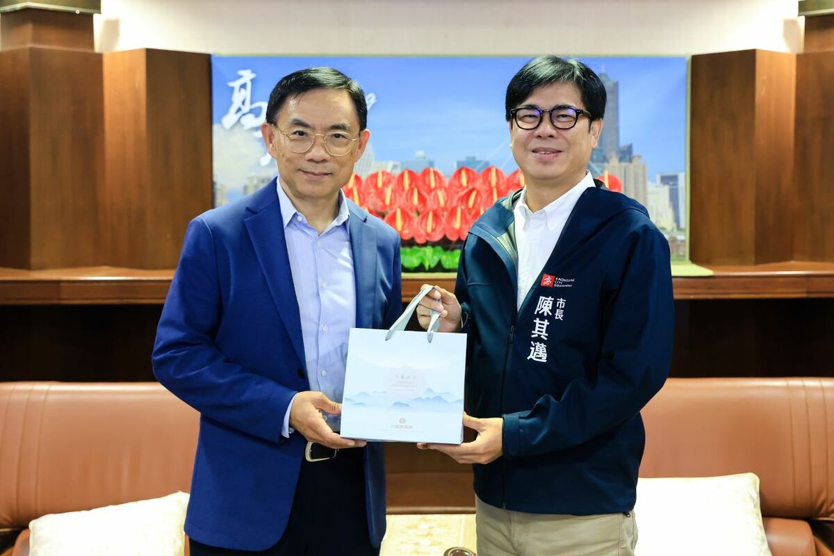 AMD資深副總裁王啟尚(左)拜會陳其邁(右)。 圖：高雄市經發局/提供