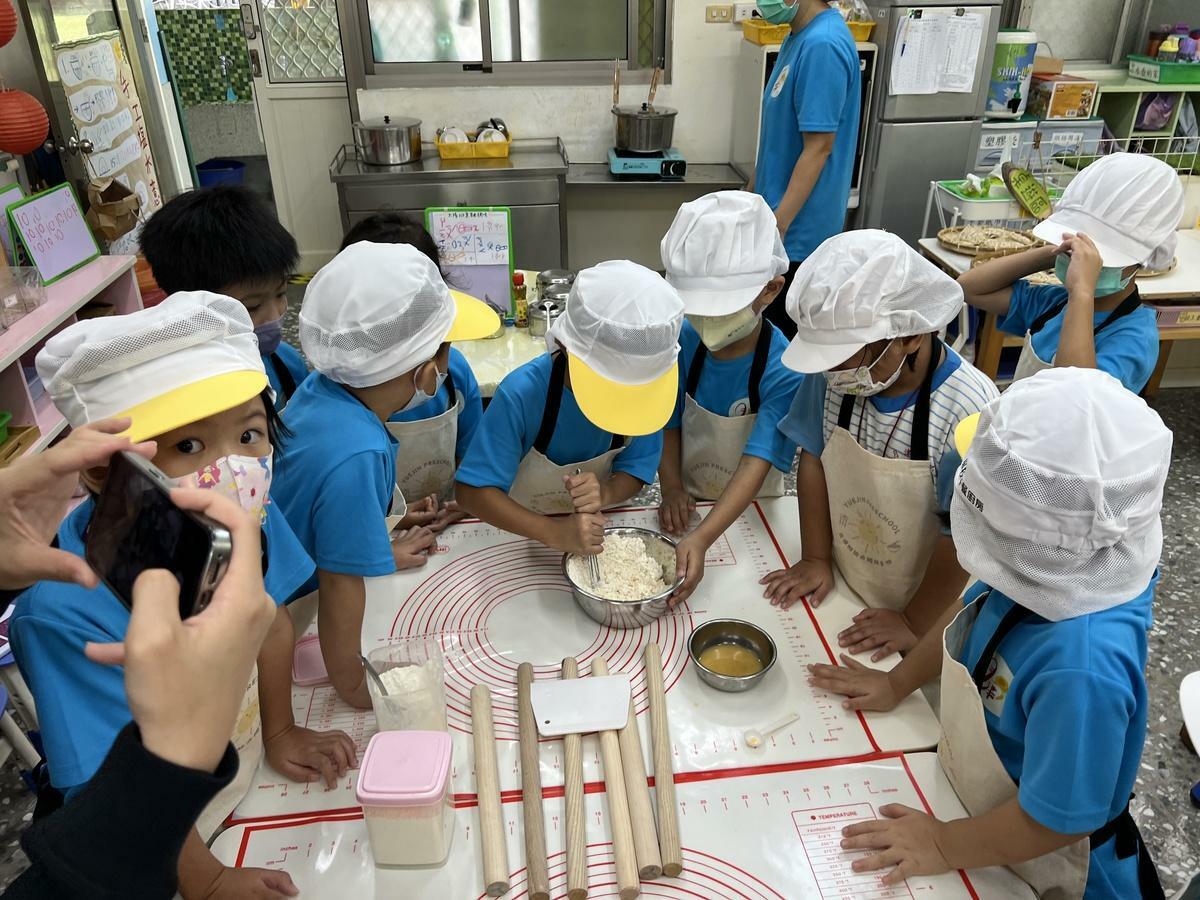 第1屆夢想團隊台南月津國小附幼的孩子，透過認識及製作意麵瞭解家鄉飲食特色。 圖：灃食公益飲食文化教育基金會提供