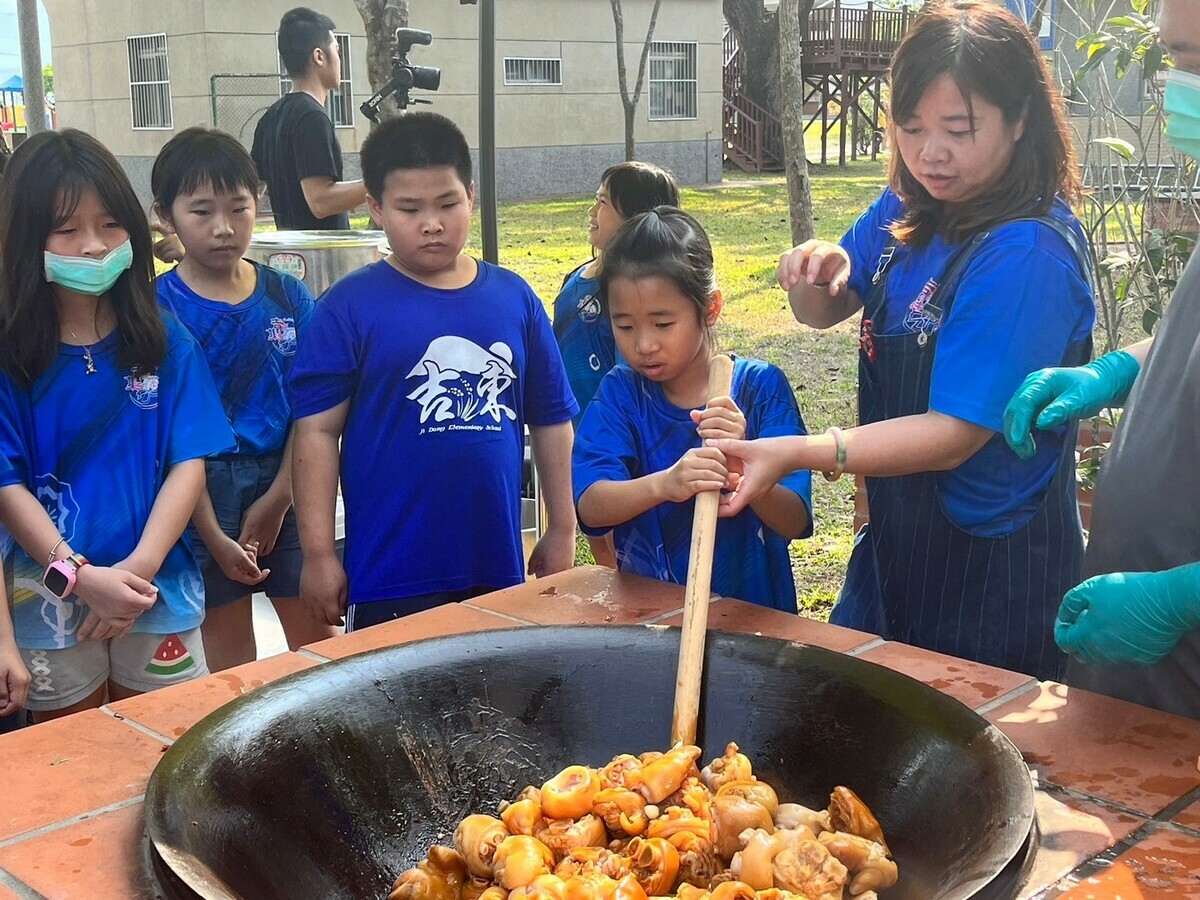 來自高雄吉東國小的夢想團隊，學習如何使用傳統大灶，烹煮出美味的客家滷豬腳。 圖：灃食公益飲食文化教育基金會提供