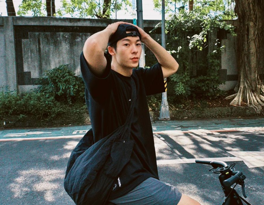 許光漢近期被網友目擊在軍訓中心剃平頭進行新訓，似乎已入伍當兵。對此，許光漢的經紀公司也證實「光漢目前正入伍服役中，懇請給予空間，也一起期待明年回歸」。 圖：翻攝自許光漢IG