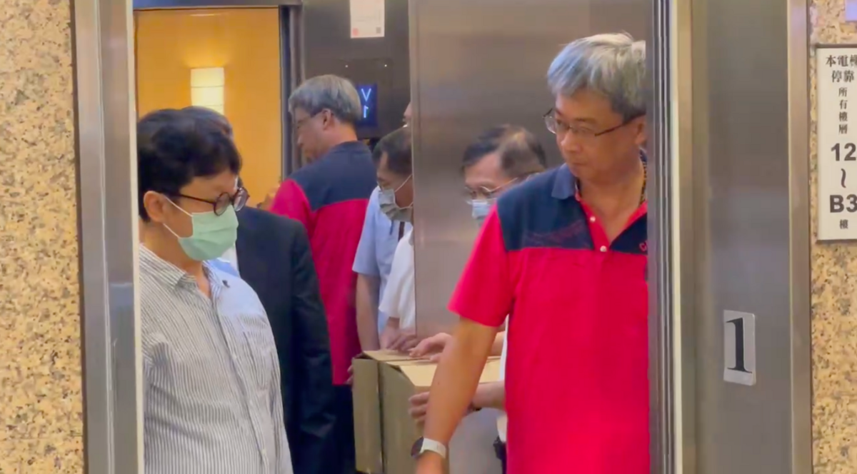 民進黨立委林宜瑾遭到檢調搜索，檢調至國會辦公室搬走一箱證物。 圖：讀者提供
