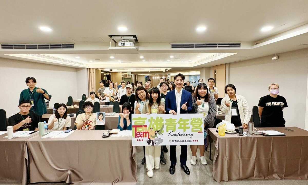 民進黨發言人吳崢趕場出席青年論壇活動。 圖：翻攝自吳崢臉書