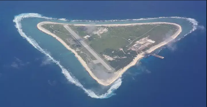 日本防衛省計劃在距離東京 1,800 多公里的南鳥島建設一個「訓練用靶場」。 圖 : 翻攝自百度