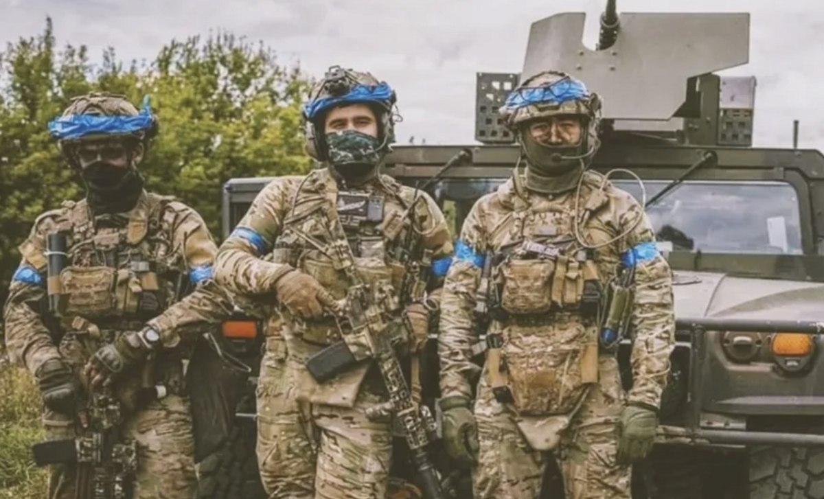 俄媒發現退役美軍德里克·貝爾斯（中），出現在俄烏戰場。 圖：翻攝自 騰訊網