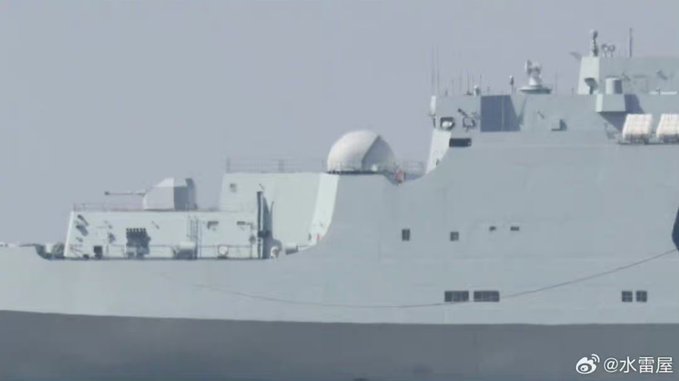 近期中國網路上流傳著數張 071 型綜合登陸艦的新照片，突然出現的半球形物體讓不少軍事愛好者開始推論其真實作用。有中國的軍事專家認為，那可能是中國國產船艦配備的「雷射武器」。 圖：翻攝自 @Aurora107E X 帳號