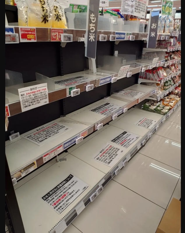 日本農林水產省發布數據，日本全國稻米民間庫存出現2007年以來最低；傳出日本多地市場米供不應求，超市貨架空盪盪。 圖：翻攝「X」@Kinburisu