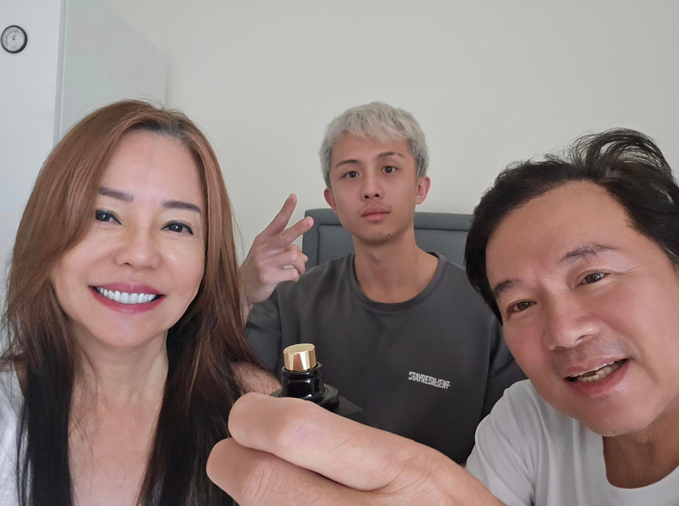 孫鵬(右)及狄鶯(左)打算將孫安佐送到日本留學。 圖：翻攝自狄鶯FB