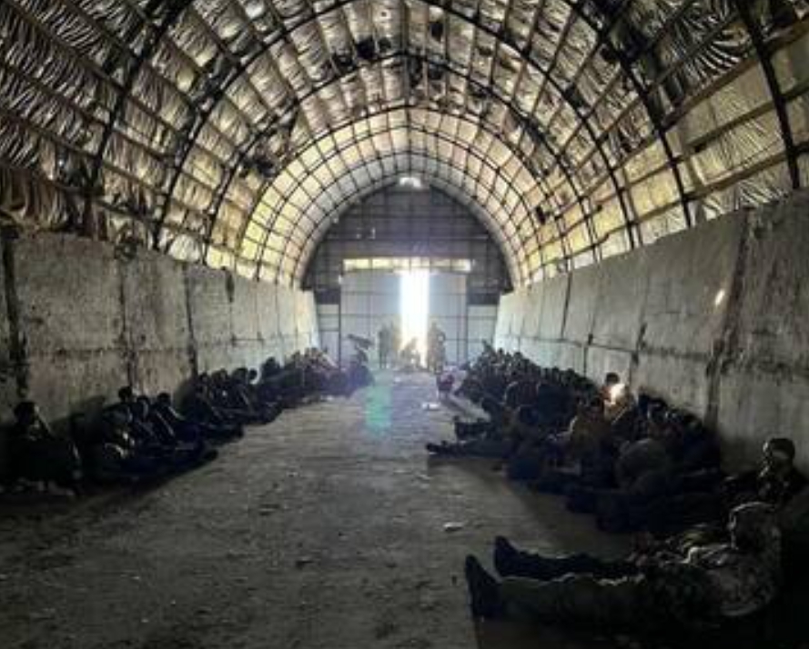 烏軍在庫爾斯克一處地道中俘虜大批俄軍，其中還包括車臣部隊。 圖 : 翻攝自X / John Zeng