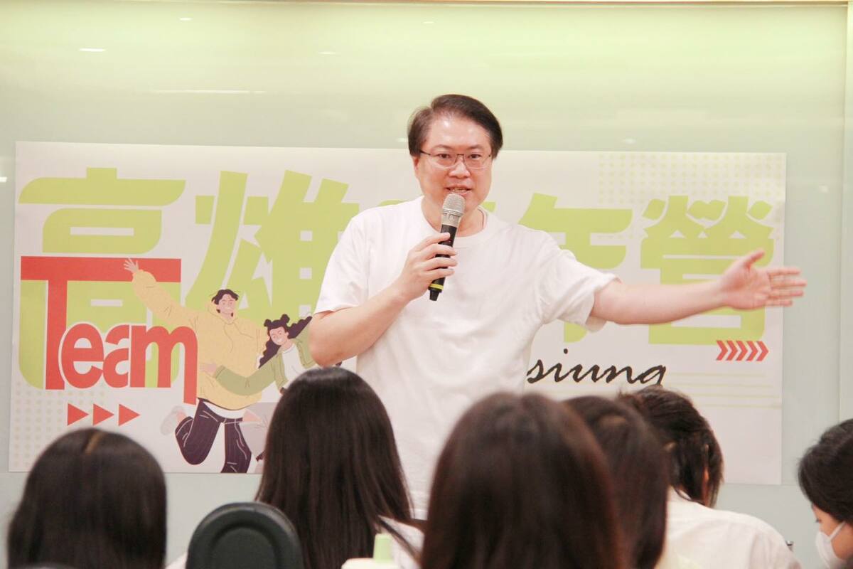 民進黨秘書長林右昌出席「Team高雄青年營」開訓典禮。 圖：翻攝自民進黨高雄市黨部臉書