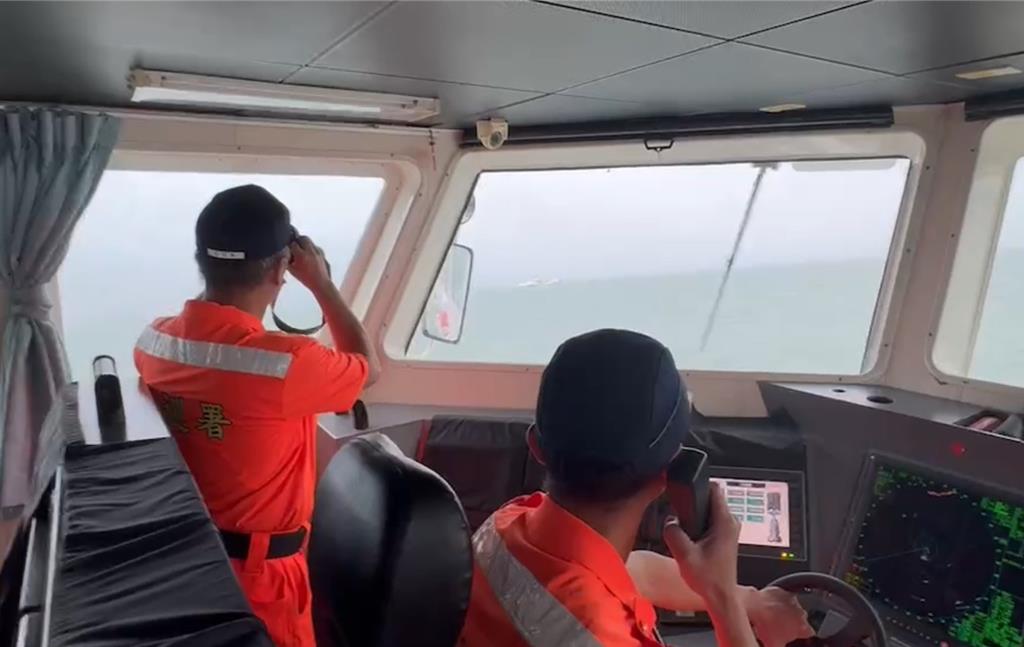4艘大陸海警船21日2度侵擾金門禁限海域，海巡署指揮4艘巡防艇1對1併航監控應處。 圖：海巡署提供