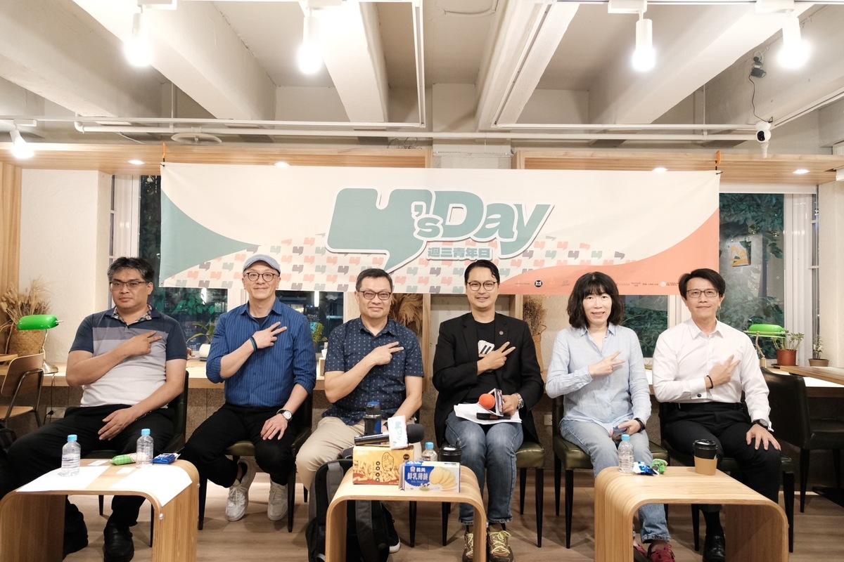 Y’s Day「週三青年日」21日晚上舉辦第67場活動「無聲的入侵？淘寶免運誘惑下的中國滲透」，舞臺上由左至右為王國臣、李忠儒、陳明棋、馬準威、江雅綺、董思齊。 圖：Y’s Day「週三青年日」提供