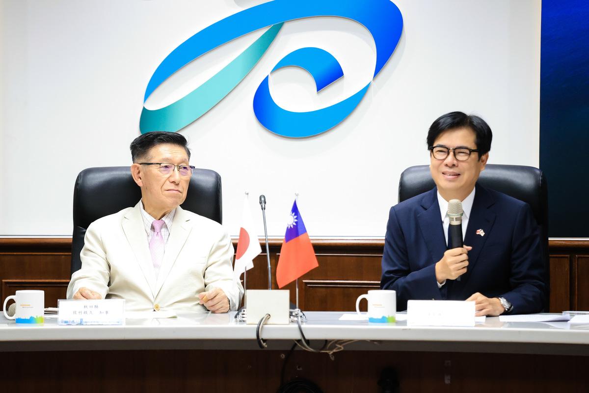 佐竹敬久(左)拜會陳其邁(右)，雙方就物產觀光、產業轉型等議題進行交流。 圖：高雄市行國處/提供