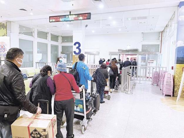 為了滿足金門鄉親赴大陸探親交流需求，縣長陳福海責成縣府團隊積極爭取小三通擴班，經半年來的協調，在近日獲得交通部核定航班將由每日雙向16航次增至20航次，九月份將迎新航班表。 圖：金門縣政府／提供