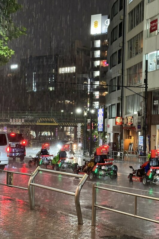 日本東京21日晚間降下暴雨，有網友捕獲澀谷街頭的卡丁車，因無法遮雨，全數淋成落湯雞。 圖:翻攝自X