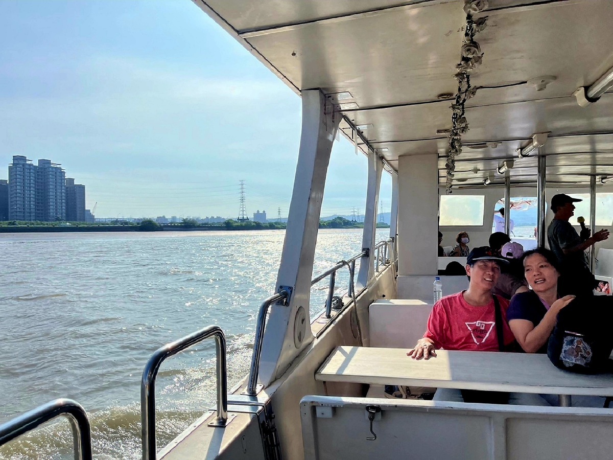除了搭乘船隻遊河欣賞淡水河畔美麗風光。碼頭委外營運業者亦有提供生態文化導覽、特殊包船等多項服務。 圖：新北市政府／提供