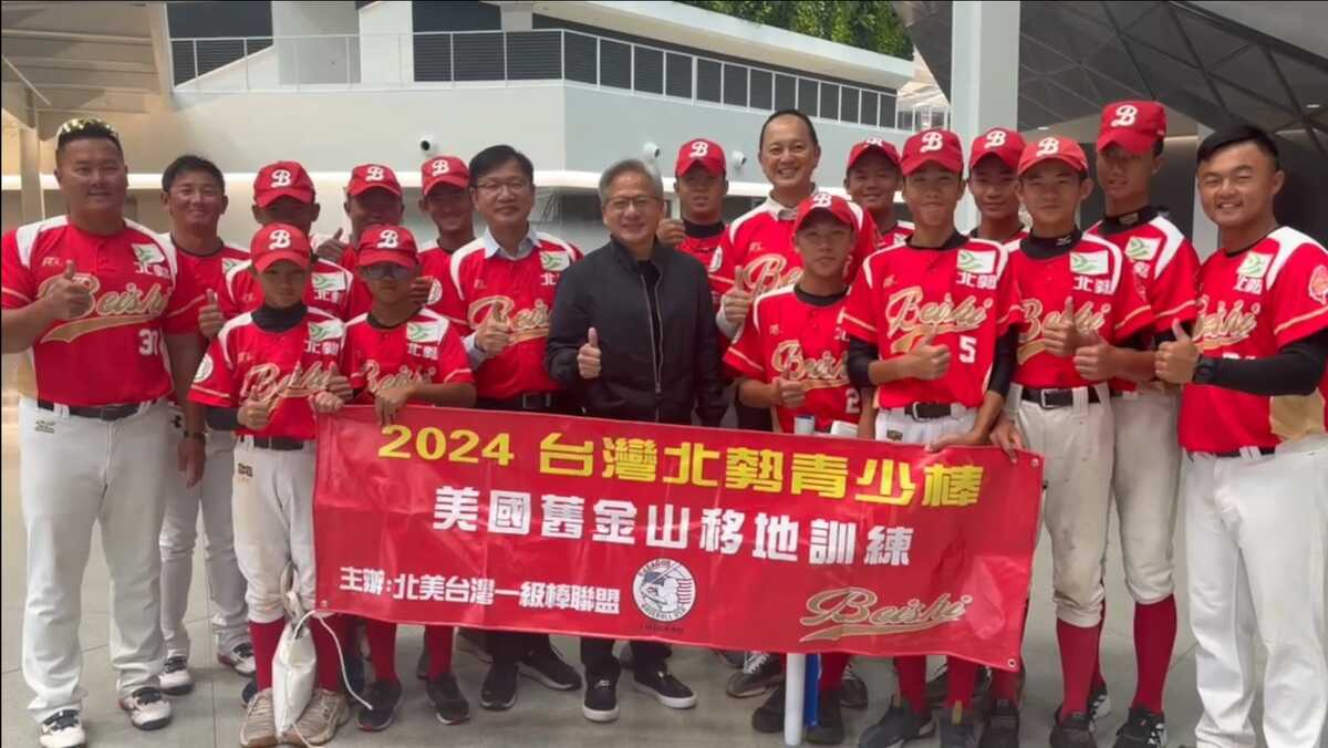 黃仁勳在美國總部親自接待來自台中北勢國中的棒球隊。 圖：翻攝自台中市北勢國中棒球隊 粉絲專頁