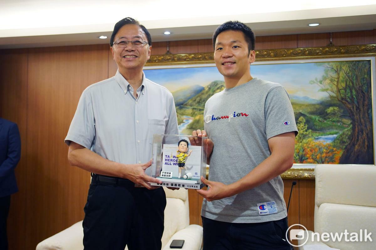 張善政特別準備公仔送給李洋，李洋看了直呼很像自己、蠻可愛的。 圖：林昀真／攝