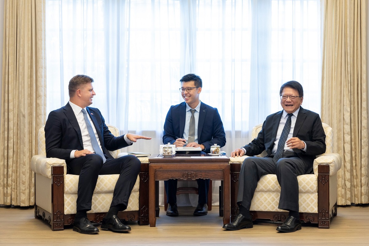 總統府秘書長潘孟安接見北約前助理秘書長葉林斯（Giedrimas Jeglinskas ）。 圖：翻攝自潘孟安臉書